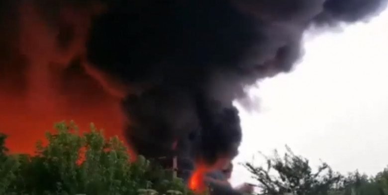 Incendiu de proporții la Salonta: Un depozit de mase plastice a luat foc