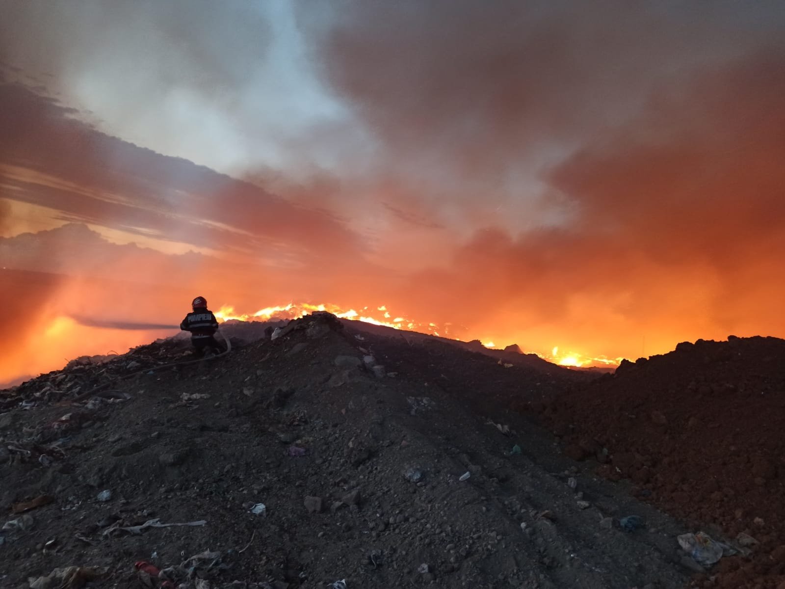 Incendiu la groapa de gunoi din Arad