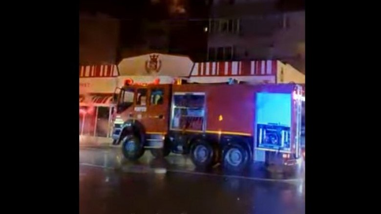Un bloc din Câmpina a luat foc după ce a fost lovit de un trăsnet (VIDEO)