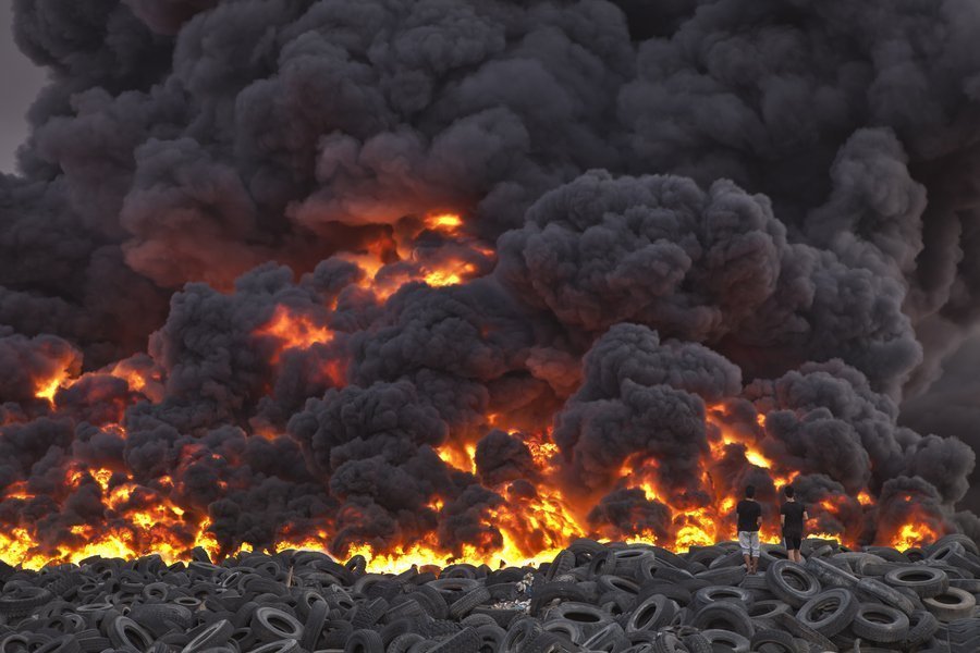 Incendiu masiv la cel mai mare depozit de anvelope din lume (VIDEO)