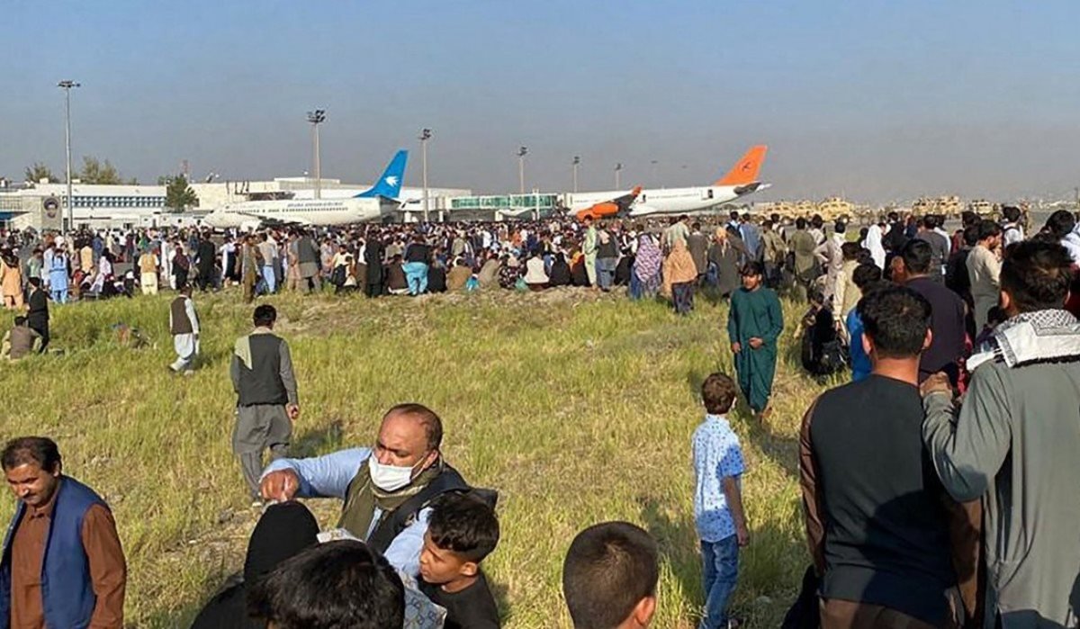 Mii de oameni din Kabul încearcă să plece și creează haos pe aeroport, unde avioanele sunt neîncăpătoare pentru toți