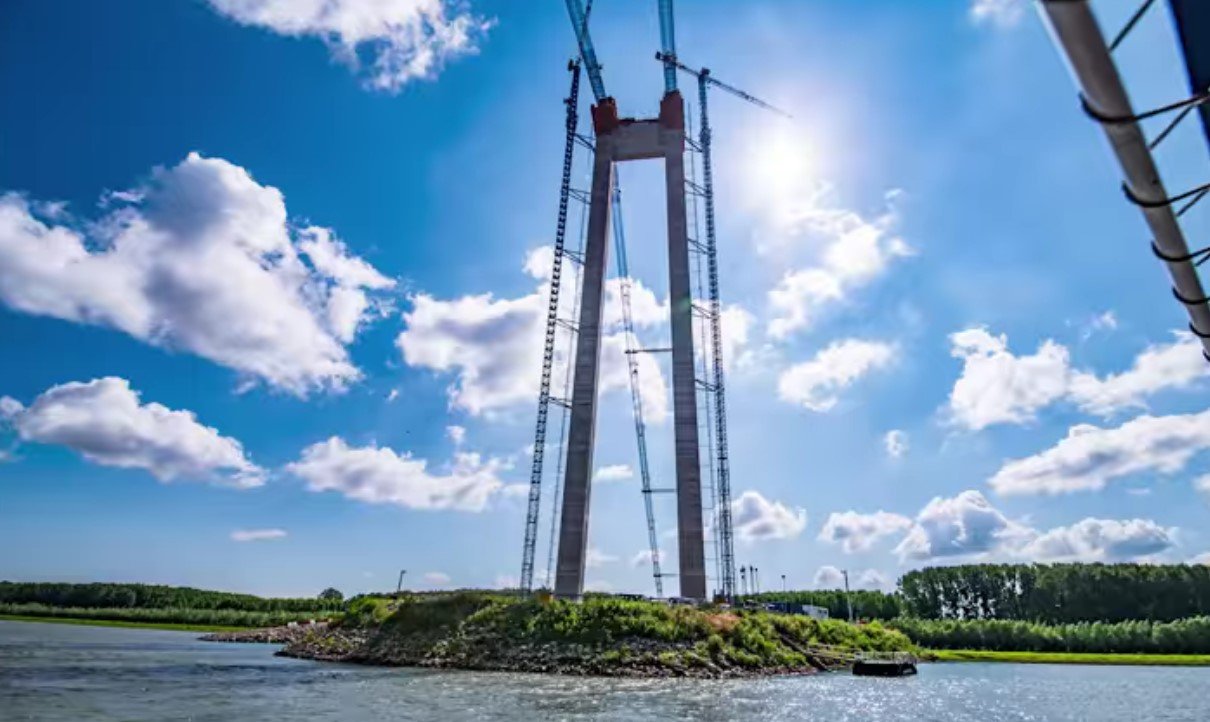 CNAIR: La podul de la Brăila au demarat lucrările de instalare a primelor fire pentru construcția cablului principal (Video)