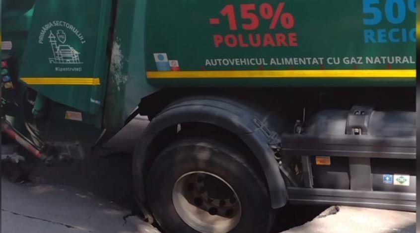 Stradă surpată în Sectorul 1: O mașină de salubrizare din București a rămas blocată în asfalt