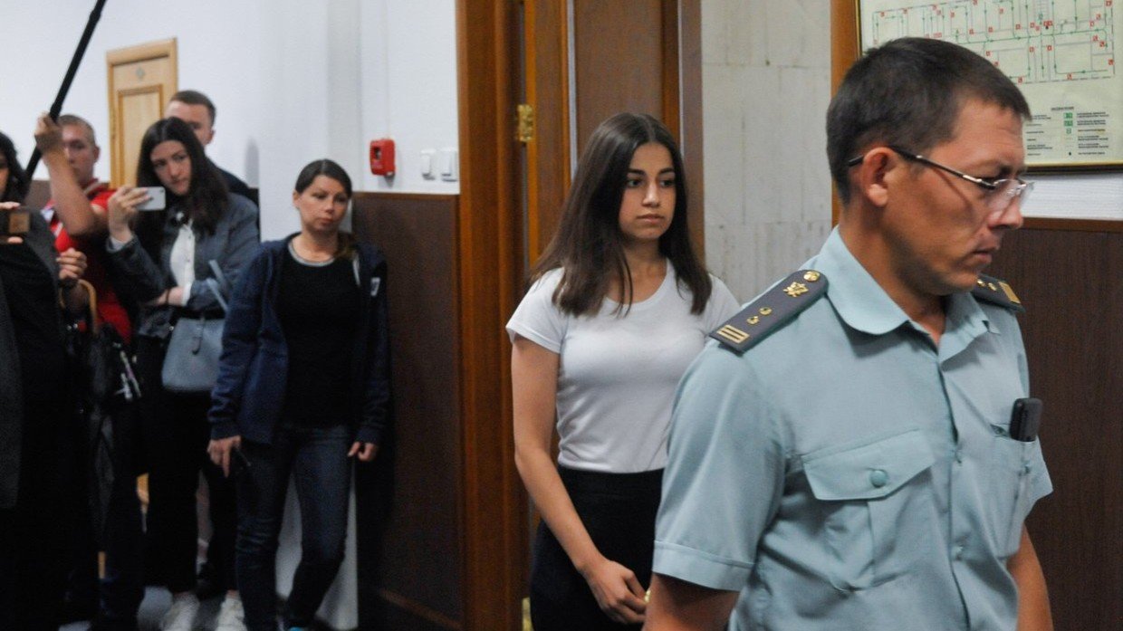 Crimă la Moscova: Trei surori acuzate de uciderea tatălui, recunoscute ca victime