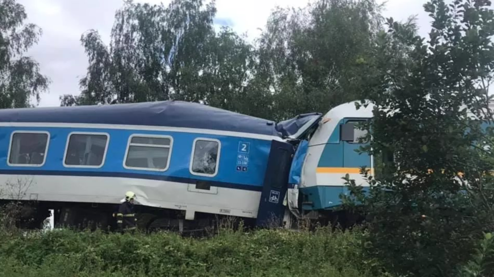 Grav accident feroviar în Cehia: Două trenuri de pasageri s-au ciocnit frontal. Sunt morți și zeci de răniți