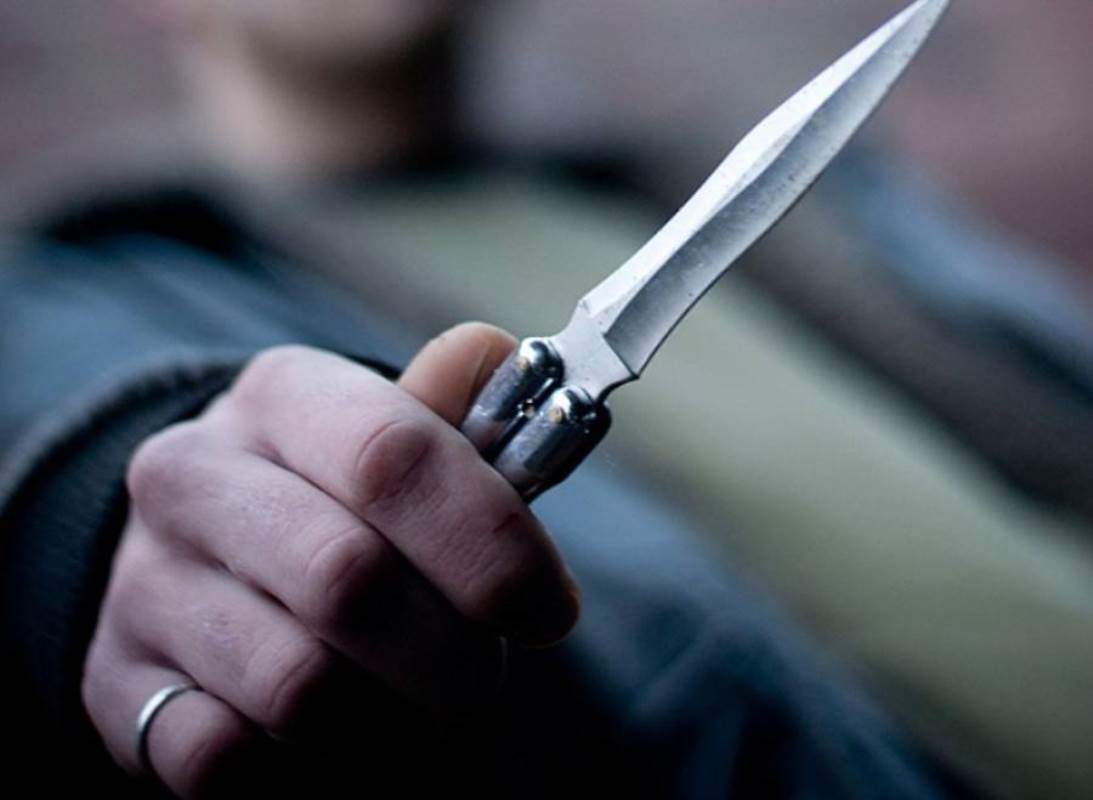 Polițist atacat cu cuţitul la Cannes