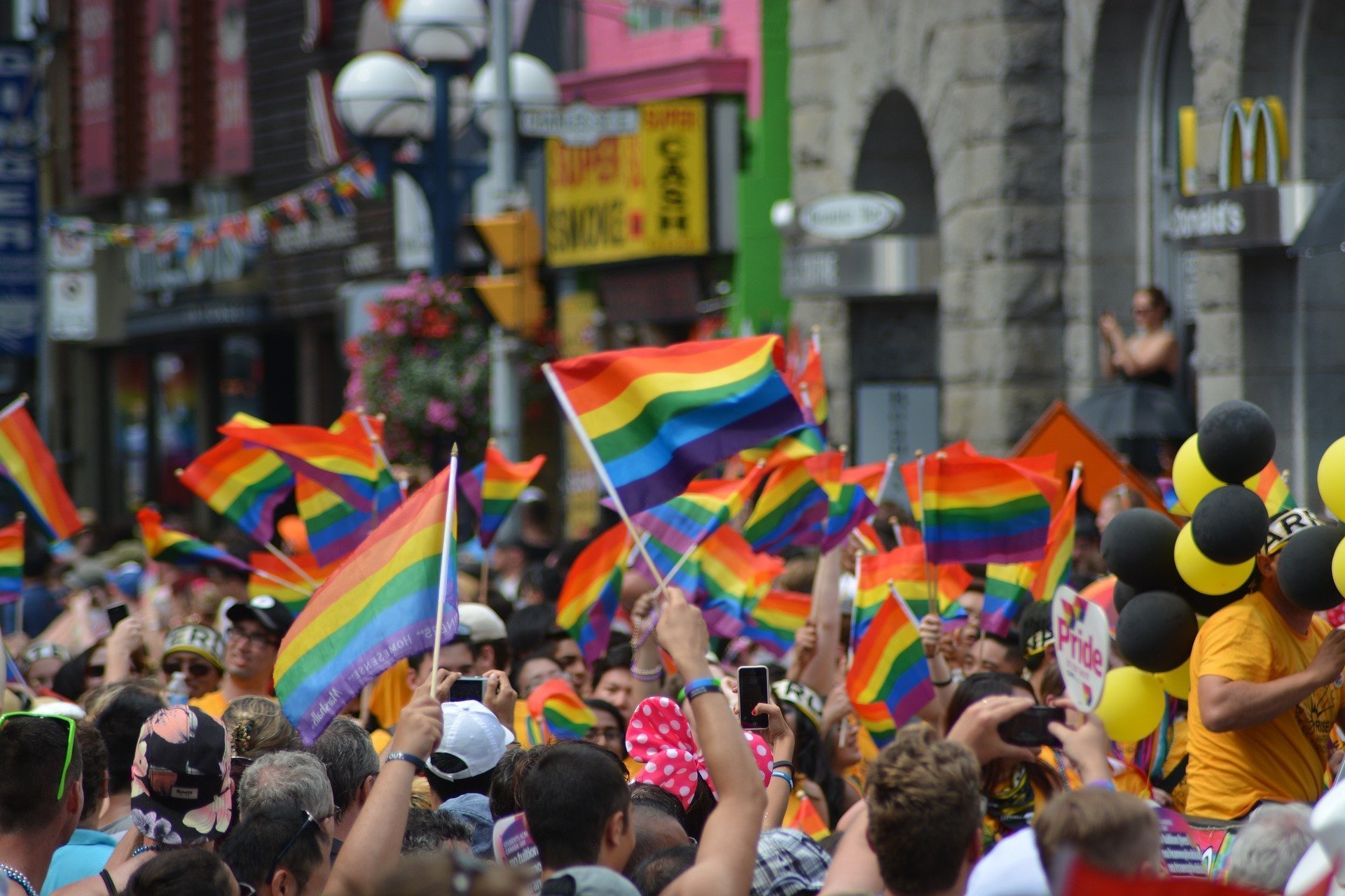 Elveția: marșuri în mai multe orașe pentru a susține căsătoriile între persoane de acelaşi sex