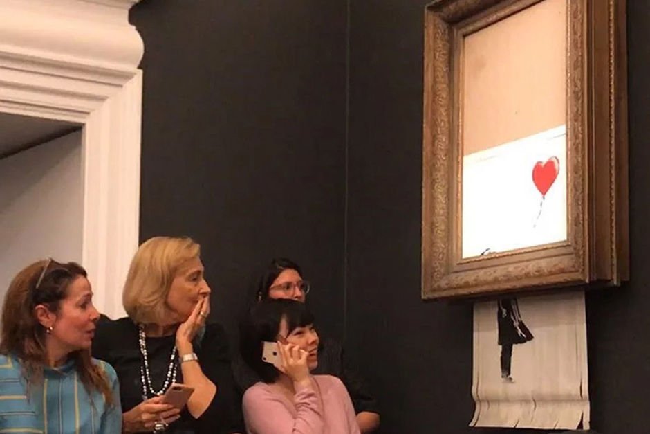 Suma record cu care a fost vândută celebra „Fată cu balon” a lui Banksy (VIDEO)