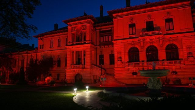 De ce Palatul Cotroceni este azi, de la ora 20.00, iluminat în roșu