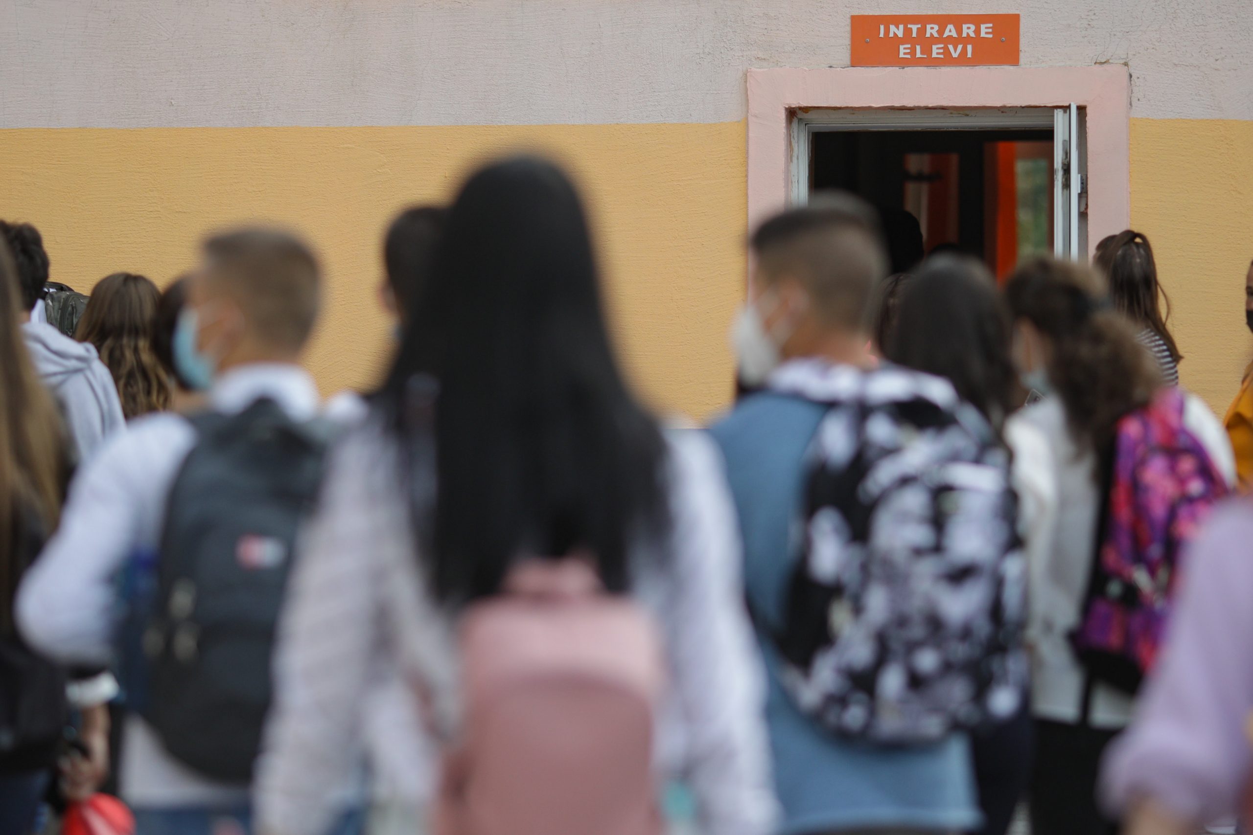 Ministerul a îndreptat eroarea: Elevii care renunță mai devreme la școala on-line și revin în bănci vor fi testați gratuit