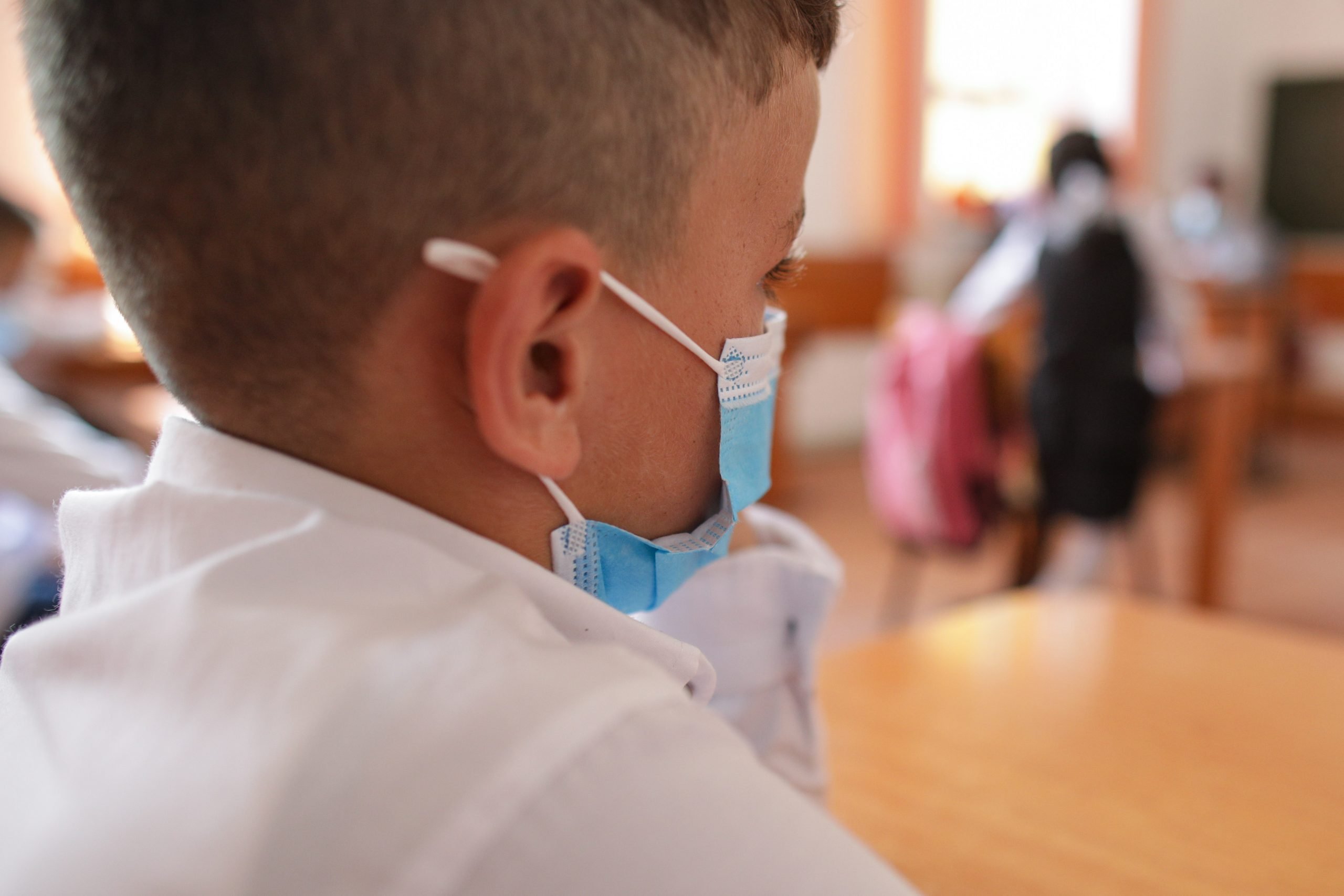 O treime din şcolile din Buzău rămân cu predare online din cauza ratei mici de vaccinare