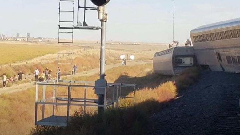 Tren deraiat: Trei oameni au murit și câteva zeci au fost răniți (VIDEO)