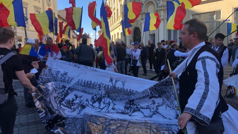 Protest în orașul natal al președintelui României: „Să renunțăm la statuile stăpânitorilor străini” (VIDEO)