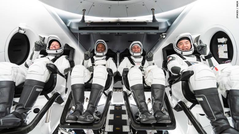 SpaceX: Patru pasageri privaţi au revenit pe Terra după trei zile în spaţiu (VIDEO)