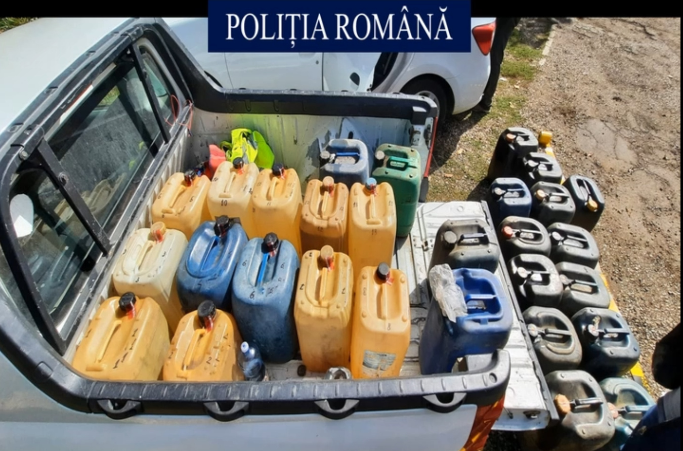 Poliția a capturat o grupare de hoți de carburanți din Galați și Vrancea. La domiciliile hoților, 6,5 tone de carburanți