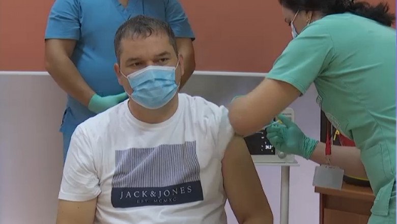 Ministrul interimar al Sănătăţii, Cseke Attila, s-a vaccinat anti-Covid cu doza a treia