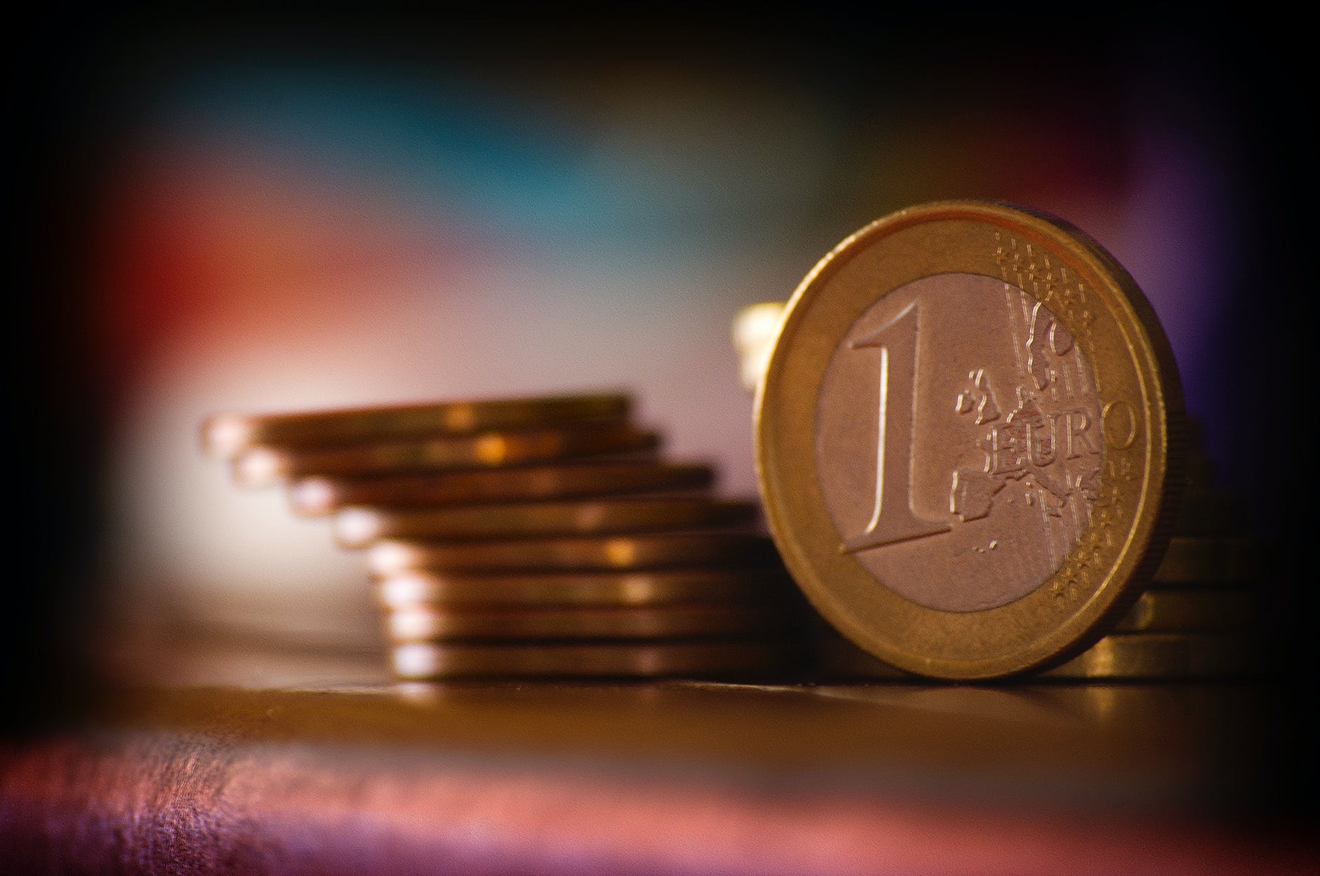CFA România: Euro va trece de 5 lei, în șase luni