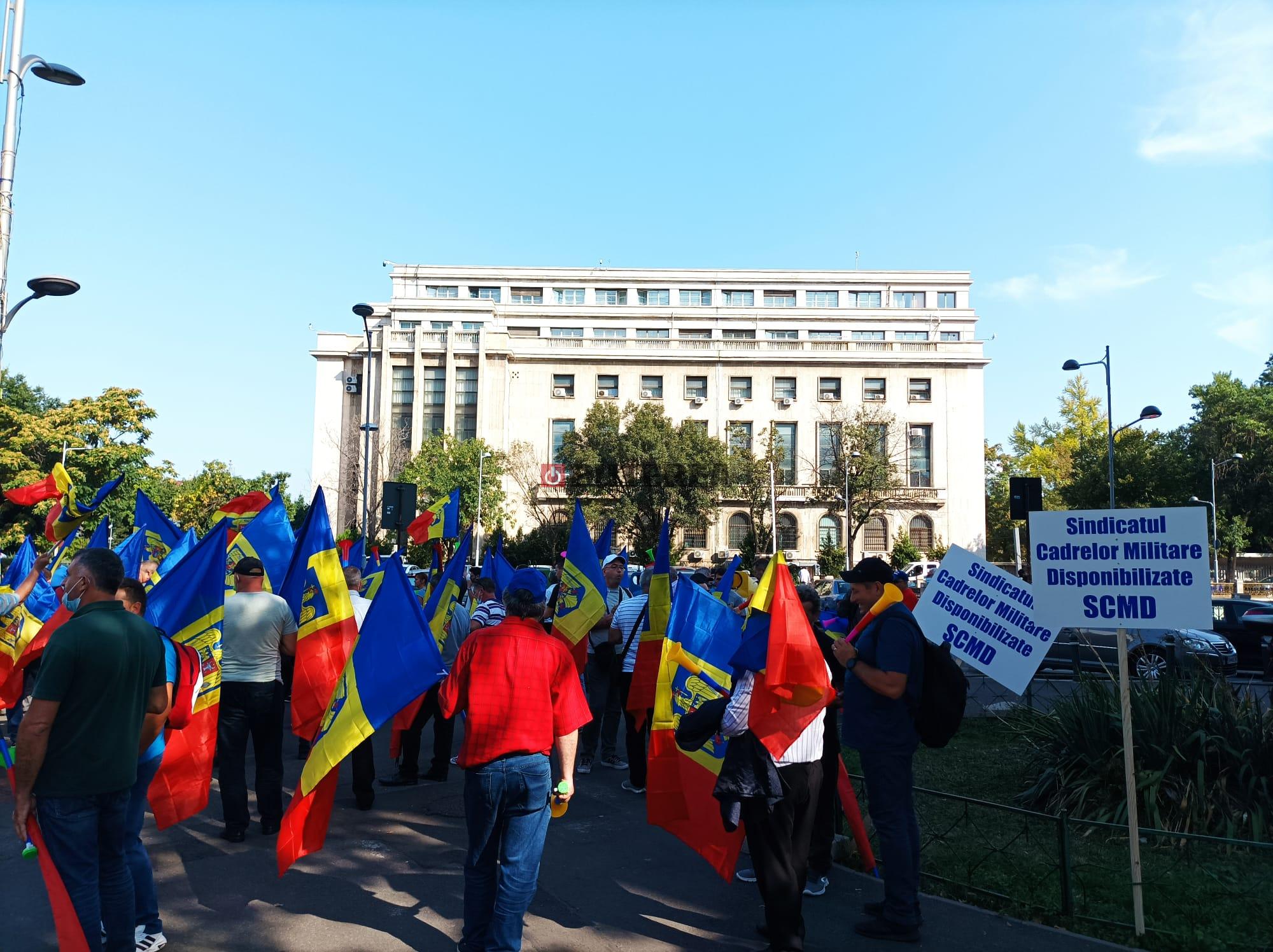 Mai multe sindicate au organizat un miting în Piața Victoriei