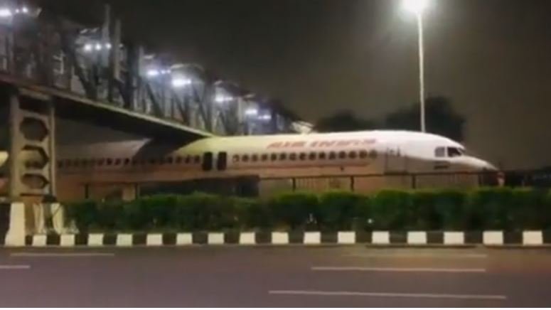 Cum s-a putut întâmpla? Un avion Air India a rămas blocat sub un pod