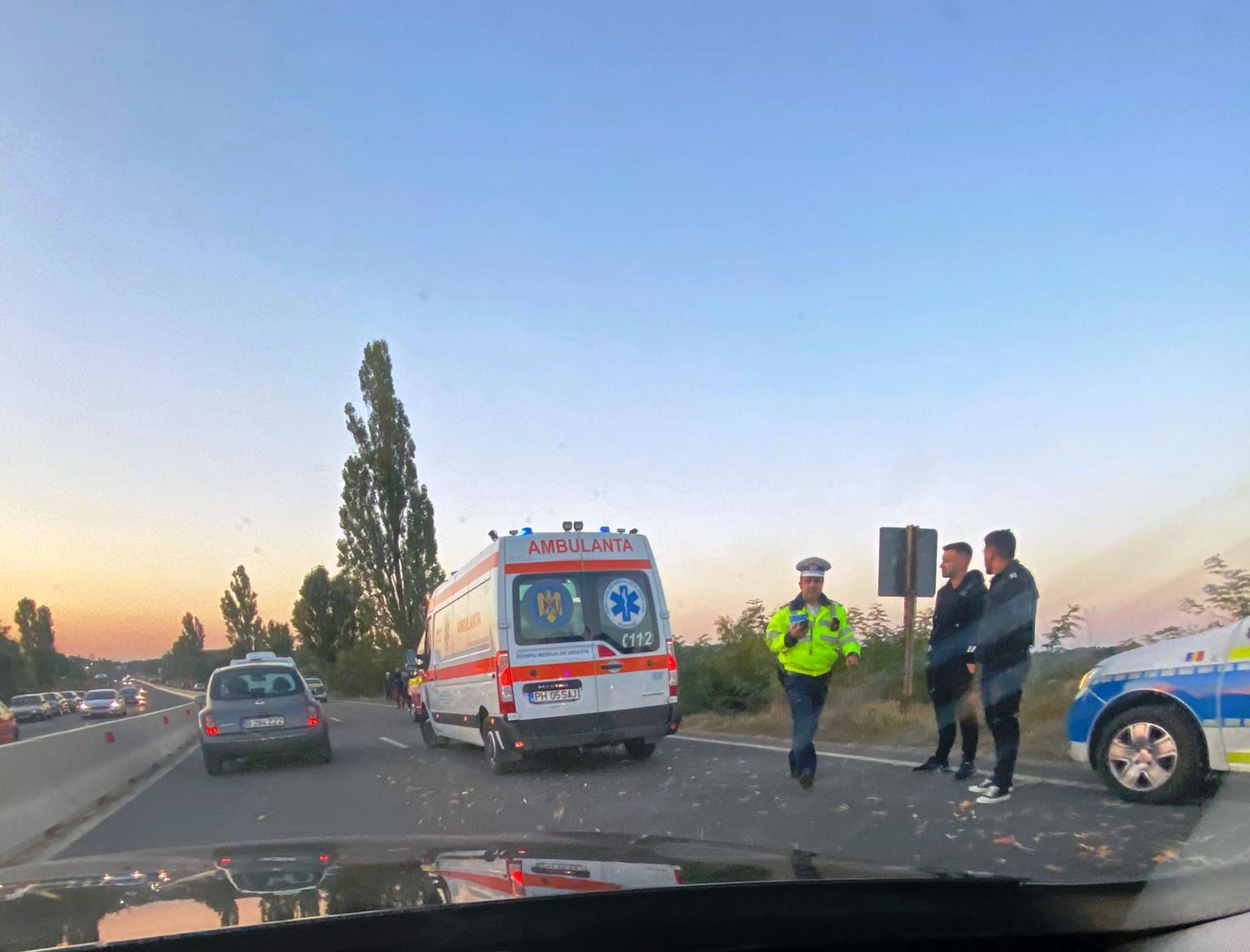 Vâlcea: Trei persoane rănite, după ce un microbuz a intrat într-un cap de pod în zona localităţii Budeşti