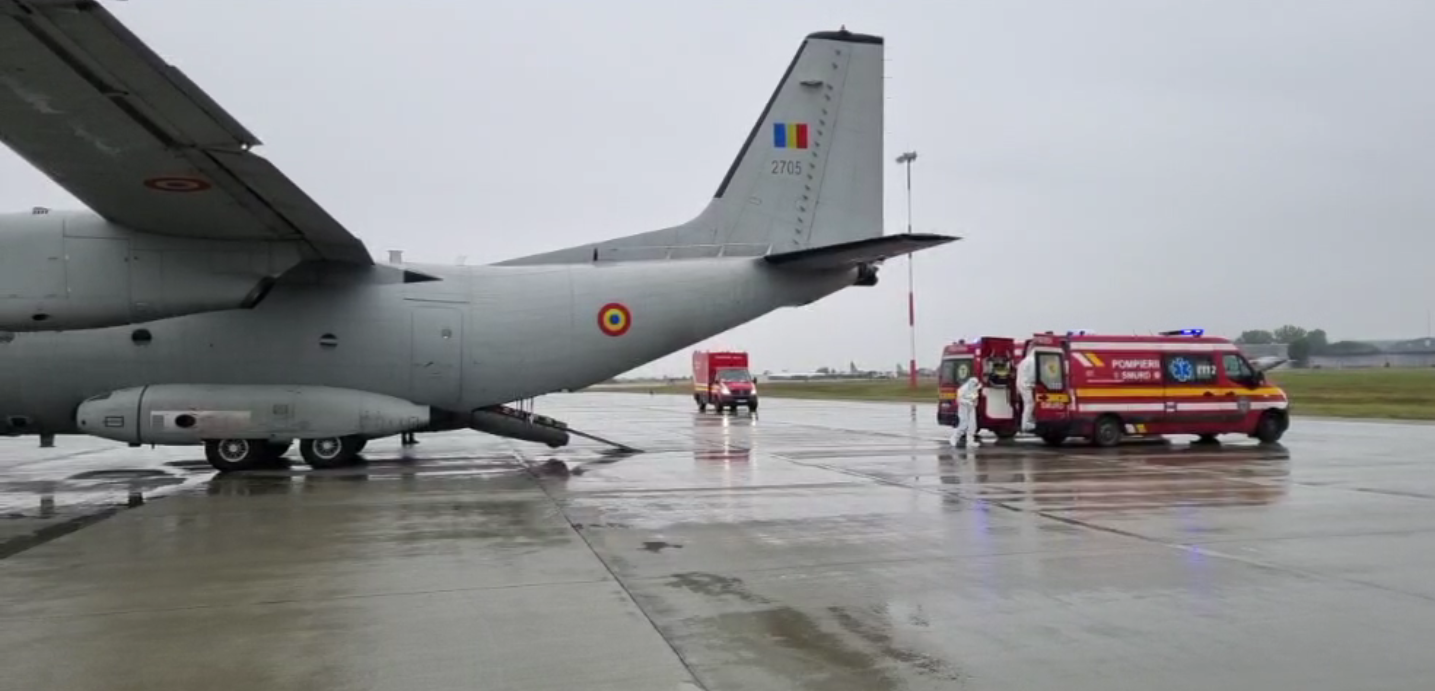 MApN: Doi pacienţi cu COVID, în stare gravă, transportaţi de la Bucureşti la Timişoara cu o aeronavă militară
