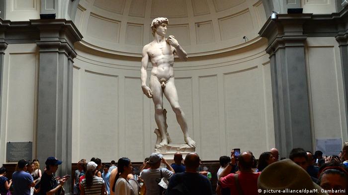 S-au gândit să-i pună lenjerie intimă: Statuia lui David de Michelangelo, acoperită. Critic de artă – „O umilință și o porcărie” (VIDEO)