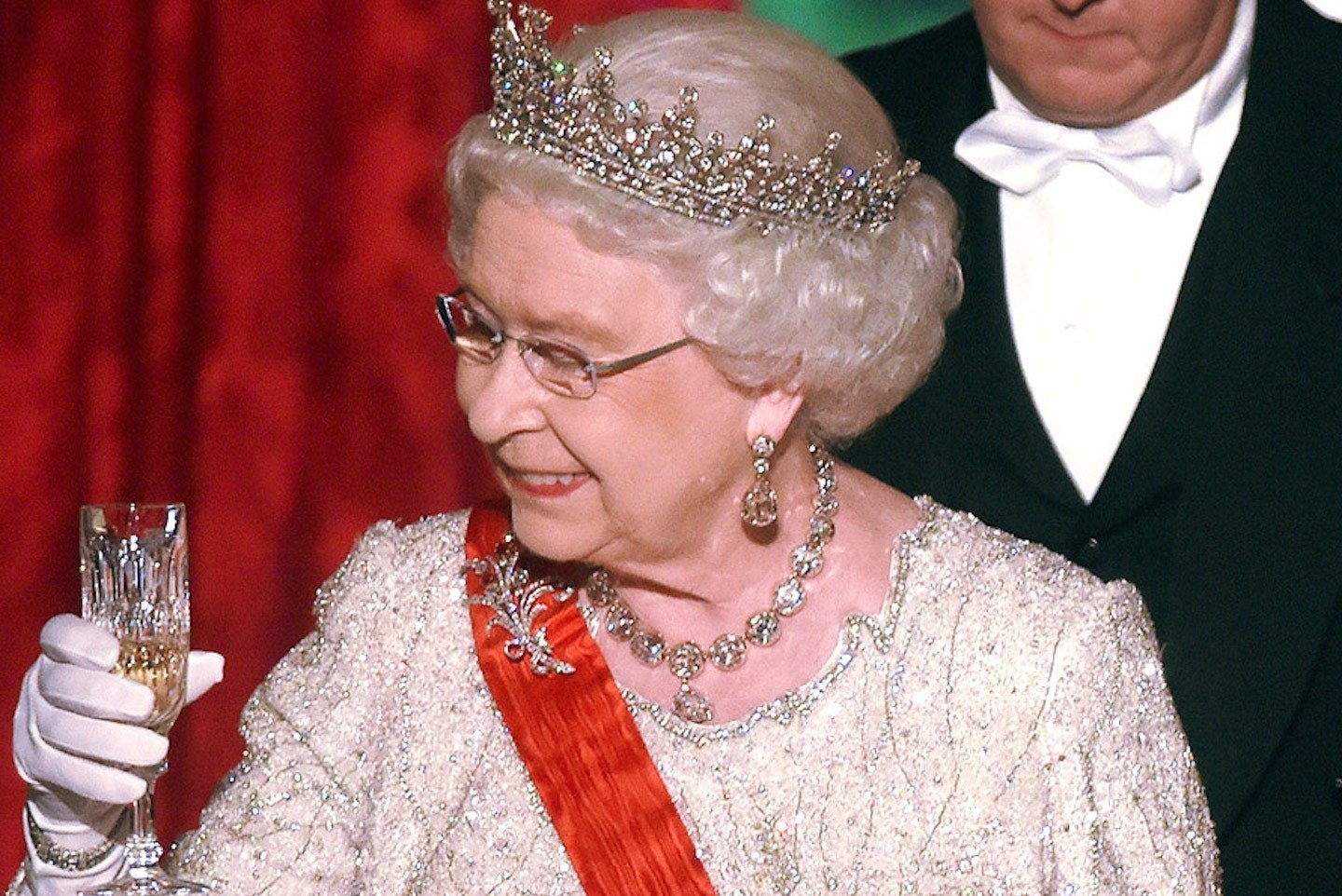 Omicron: Regina Elizabeth II renunță la tradiționalul dineu de Crăciun