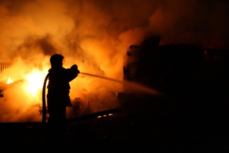 Incendiu de amploare în parcarea unui bloc din Galați. Pompieri: Focul a fost provocat intenționat