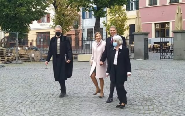 Președintele Klaus Iohannis și soția sa, surprinși fără mască de protecție duminică la Sibiu