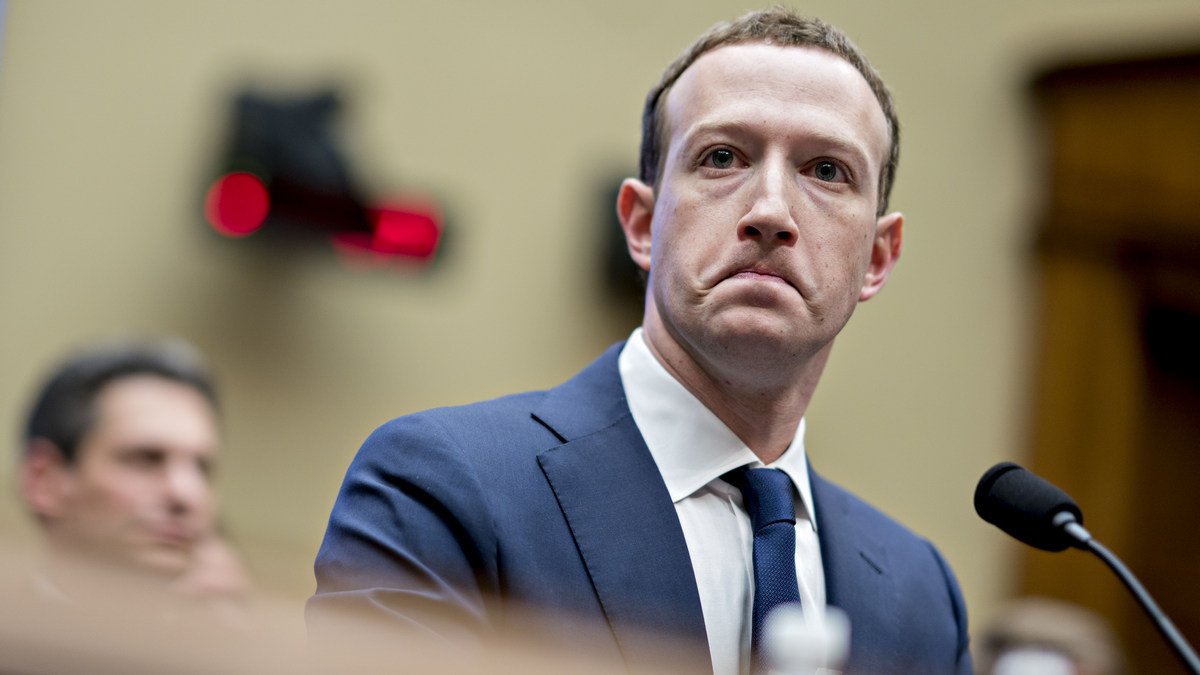 Fără consimțământ: Zuckerberg urmărește utilizatorii pe Facebook