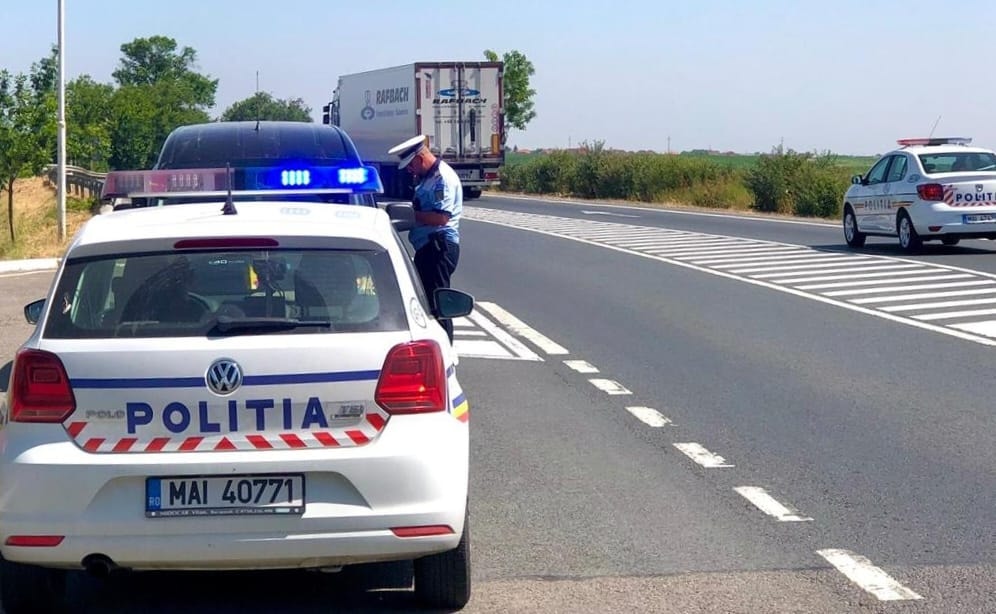 O autospecială de poliție a fost lovită de un șofer care nu a oprit la semnal,în localitatea dâmboviţeană Gemenea