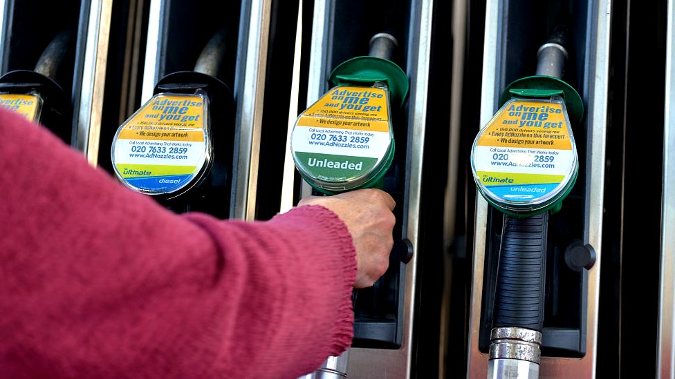 SUA: Prețul carburanților atinge cel mai mic nivel din ultimele două luni