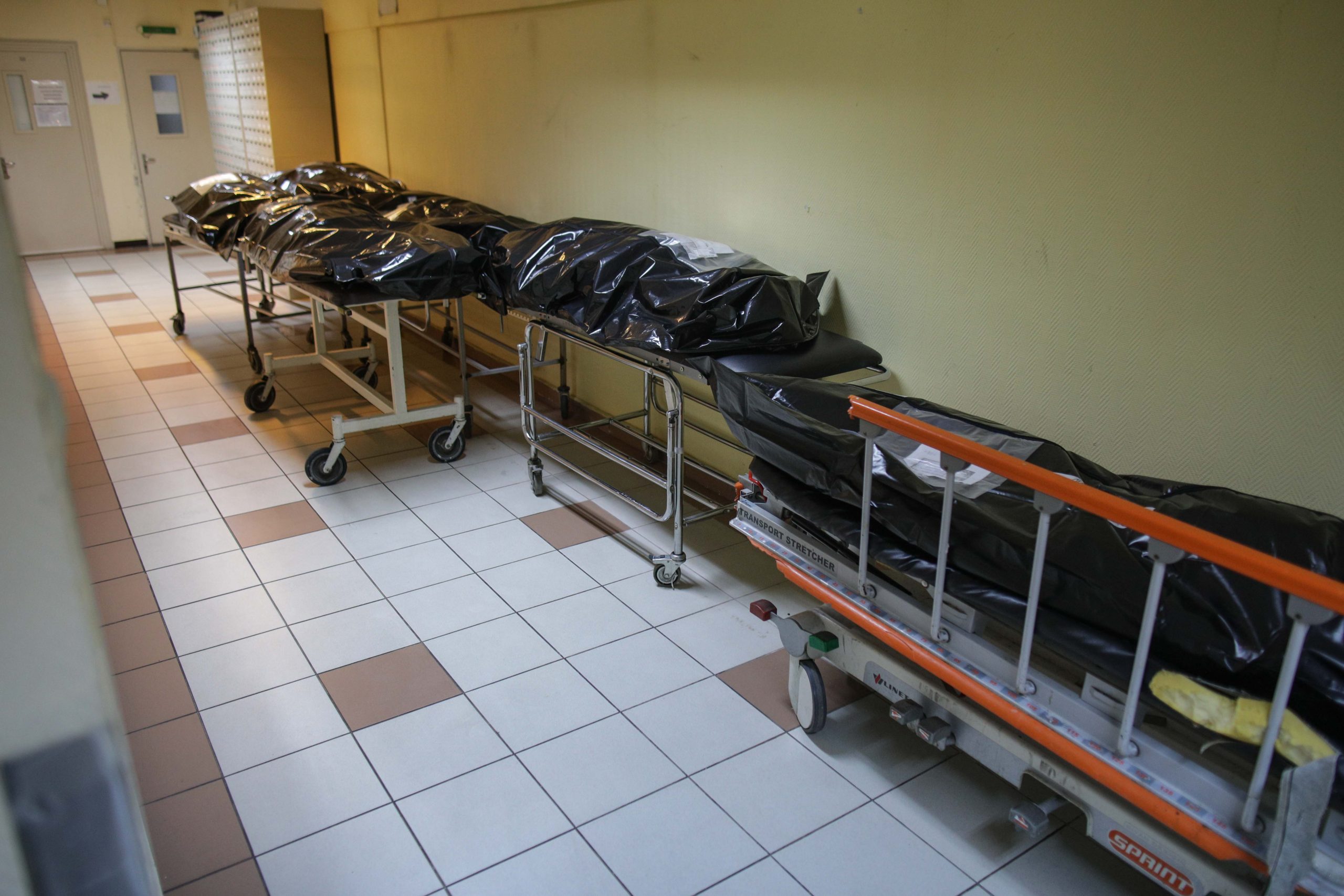 Autopsierii de la morga Spitalului Județean Suceva, trimiși în judecată pentru mită, înșelăciune și furt