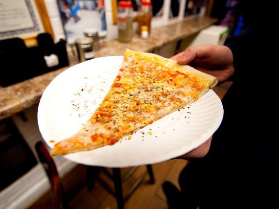 Dispare faimoasa felie de pizza care costă un dolar, de la New York