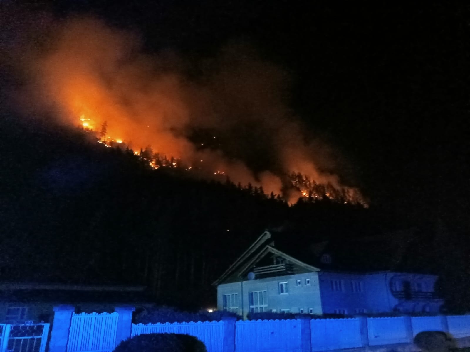 Incendiu violent în București. Patru case au luat foc în Sectorul 3