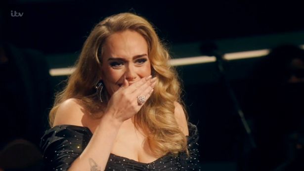 Adele s-a menţinut în fruntea clasamentului britanic al albumelor