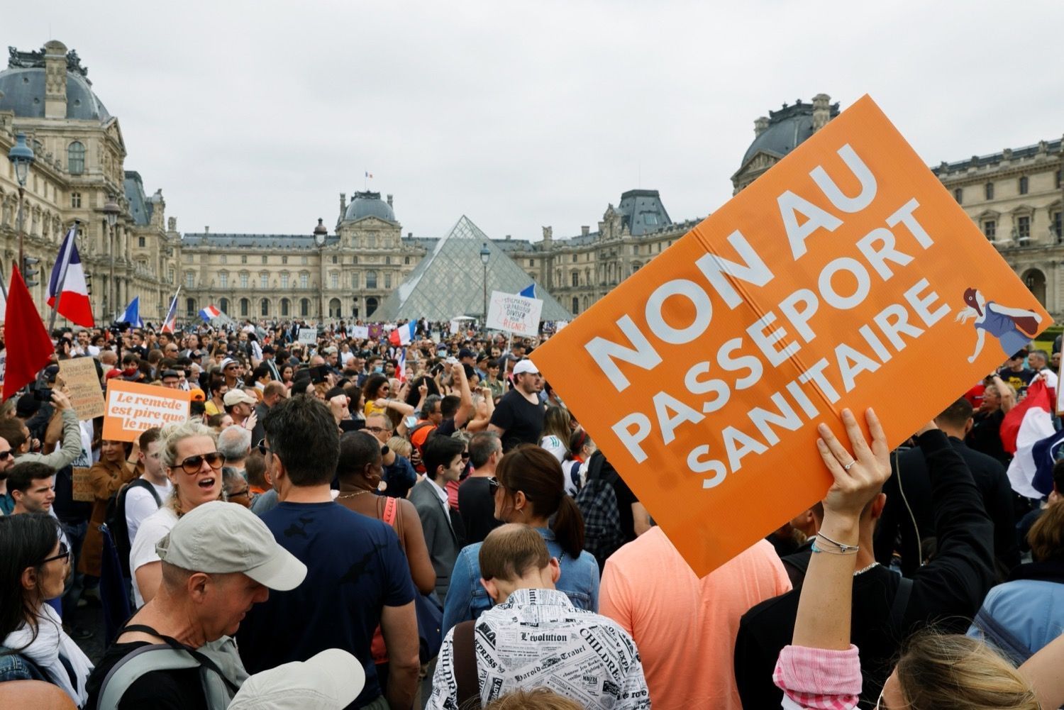 Zeci de mii de francezi au protestat pe străzi împotriva certificatului verde