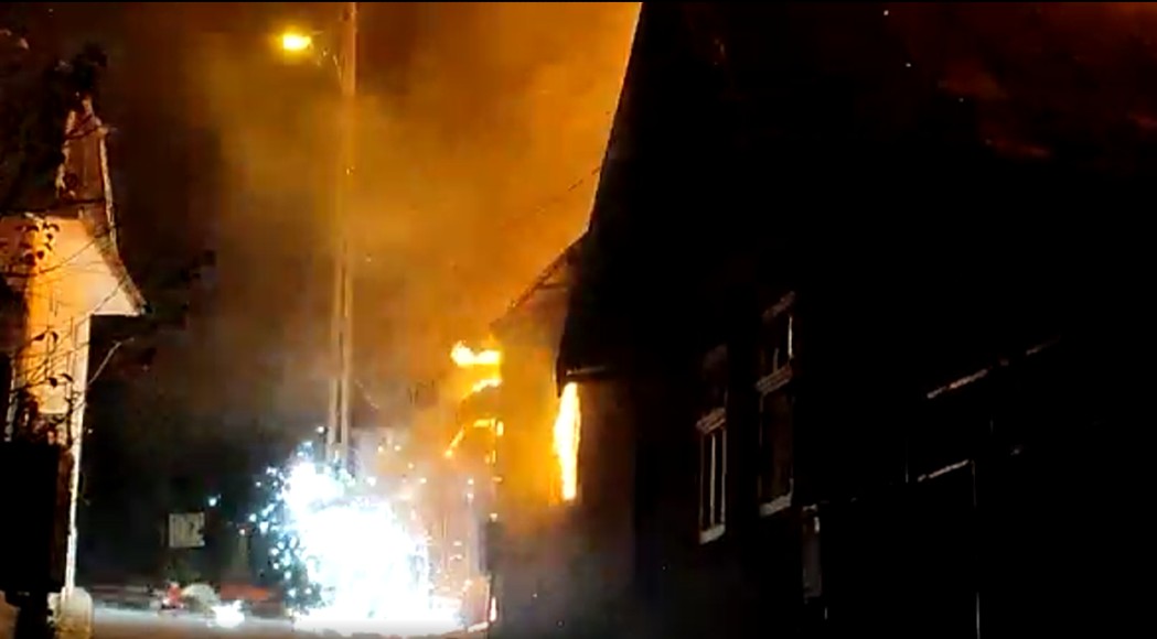 Incendiu la Brașov, în cartierul Schei: Au ars trei case