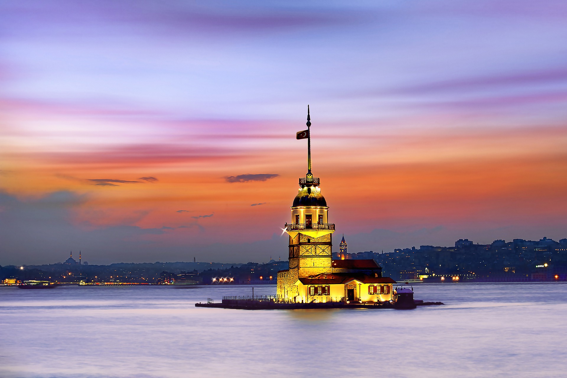 Turnul fecioarei, construit pe Marea Marmara, este unul din simbolurile orașului Istanbul Sursa foto: Pixabay.com