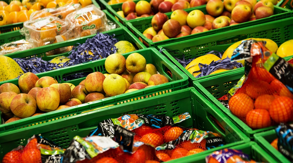 Un mare retailer a angajat detectivi ca să îi prindă pe angajații care luau șpagă de la furnizorii de legume – fructe