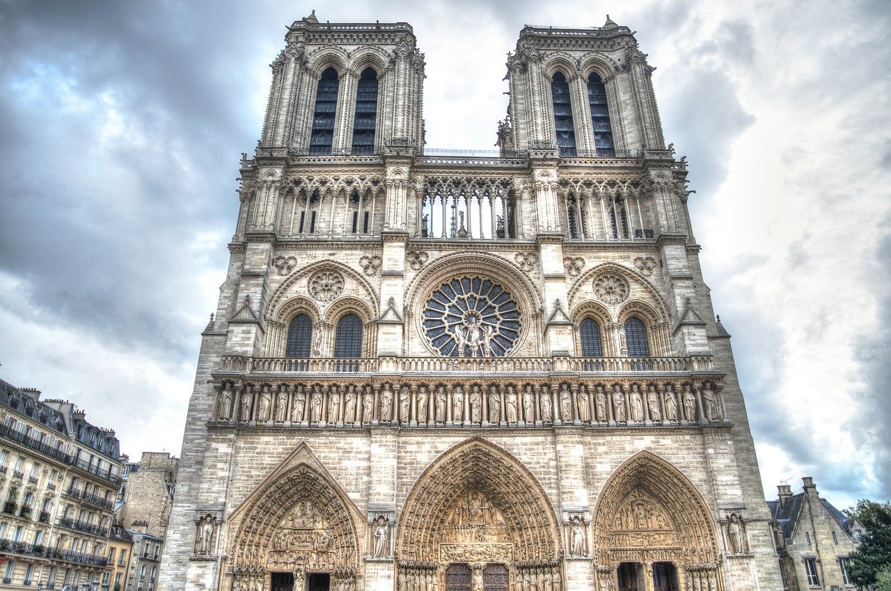 Paris: Un covor monumental de 100 mp din Catedrala Notre-Dame va fi restaurat în doi ani