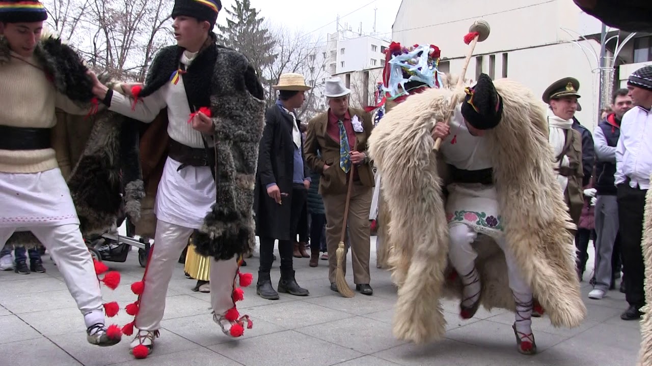 Vin în Ajunul Anului Nou: Mascaţii care alungă spiritele rele! (VIDEO)