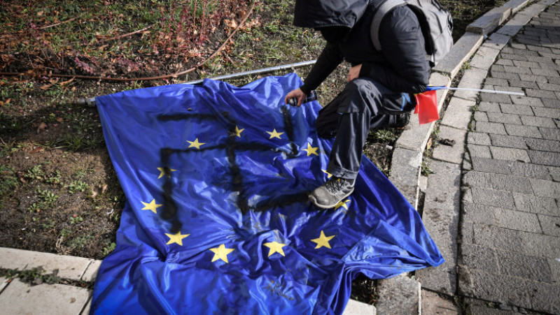 VANDALISM: Un simpatizant AUR a desenat svastica pe steagul Uniunii Europene la protestul de marți. Ce riscă protestatarul