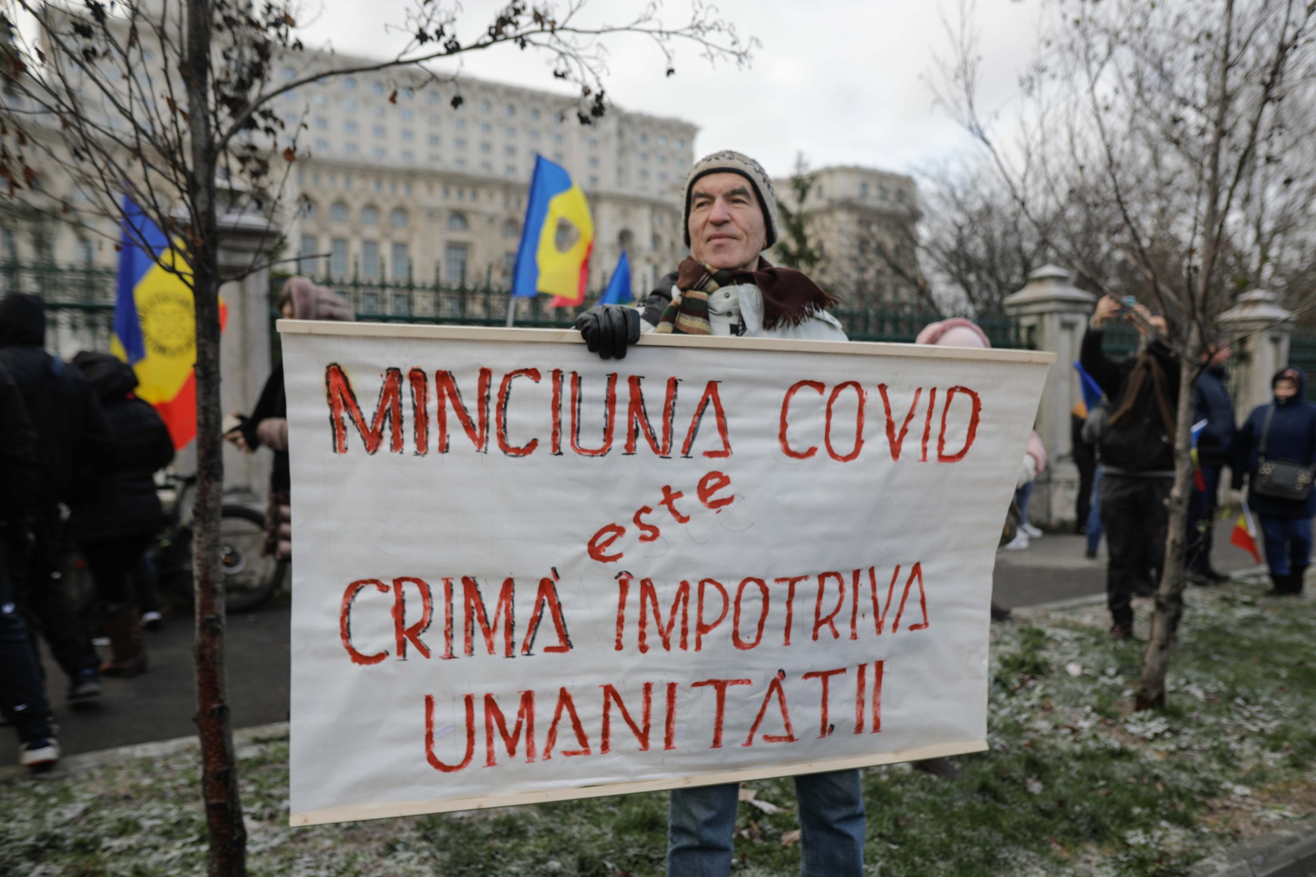 Euronews. Protestul de la București contra permisului Covid la locul de muncă. AUR: „O încercare ascunsă de a impune vaccinarea obligatorie”