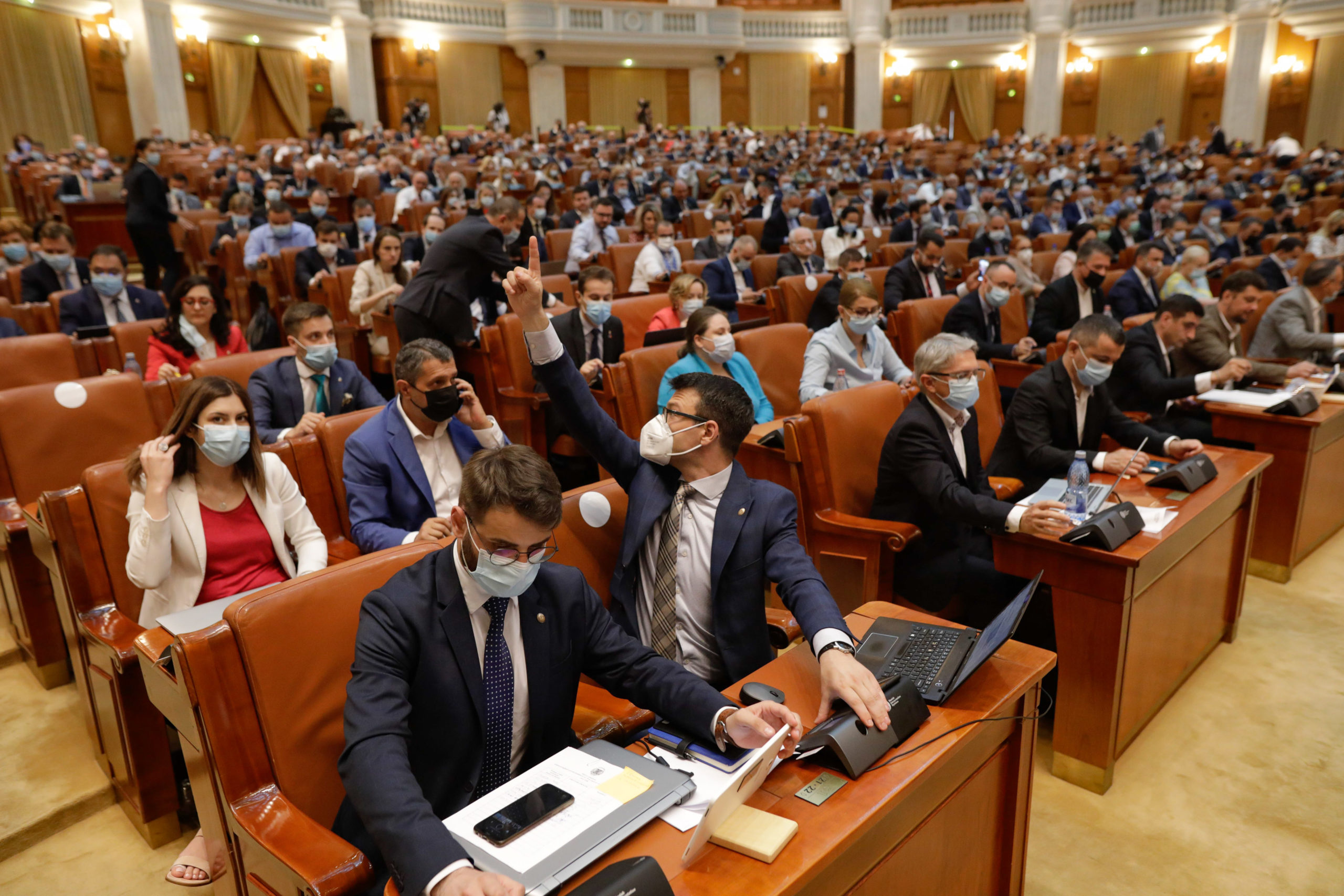 Parlamentarii români au dintre cele mai confortabile programe de muncă din lume