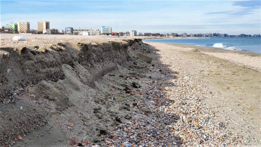 Fenomen: Plajele din Mamaia, extinse cu fonduri de 50 milioane euro, s-au îngustat!