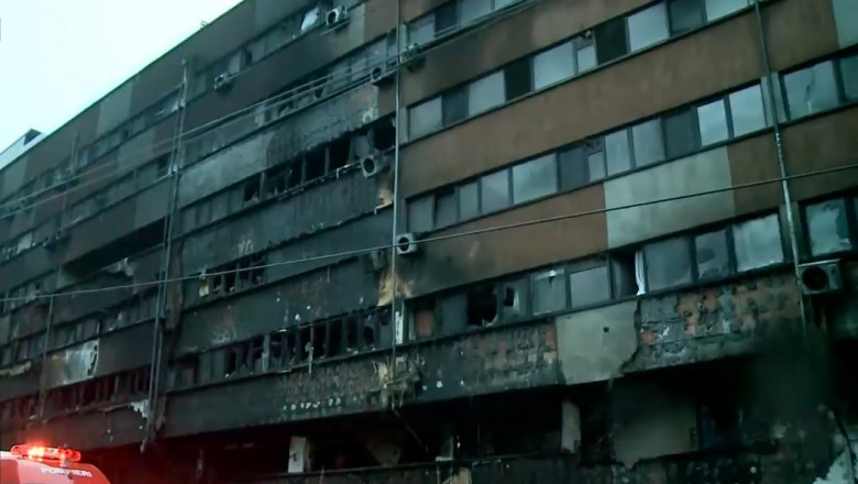 Constanţa: Doi răniţi, 91 persoane evacuate, 26 de locuinţe dintr-un bloc avariate, după o explozie urmată de incendiu