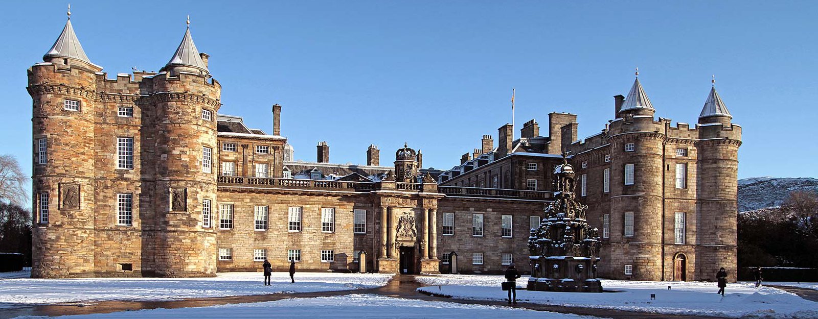 Cum arată Palatul Holyroodhouse, reşedinţa oficială a reginei Elisabeta în Scoţia (FOTO)