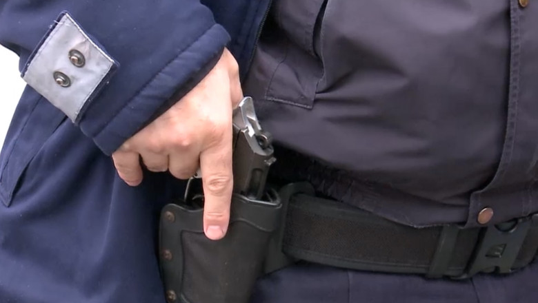 Focuri de armă în Dâmbovița pentru a opri un şofer care a fugit de poliţişti