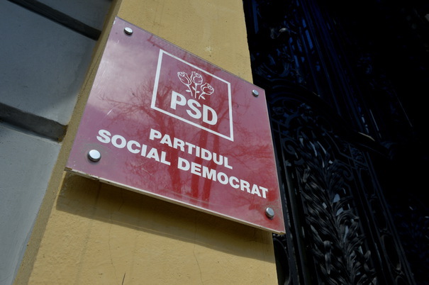 Angajaţii INS protestează în faţa sediului PSD